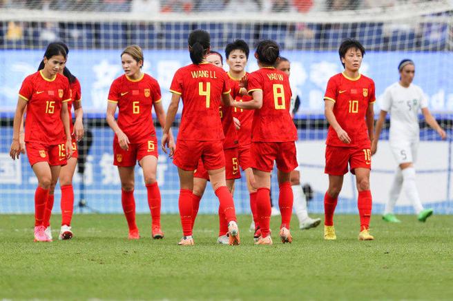 中国女足半场6比0
